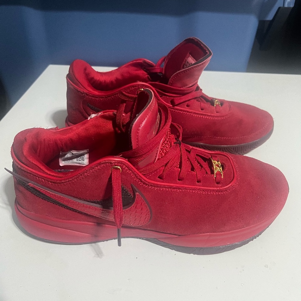 Nike LeBron 20 Liverpool